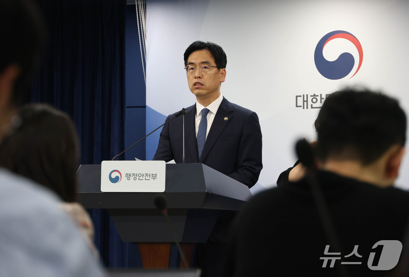 (서울=뉴스1) 이종덕 기자 = 김민재 중대범죄수사청 개청준비단장이 17일 서울 종로구 정부서울청사에서 초대 중수청장 후보자에 대한 브리핑을 하고 있다. 행안부는  "김지용 후보자 …