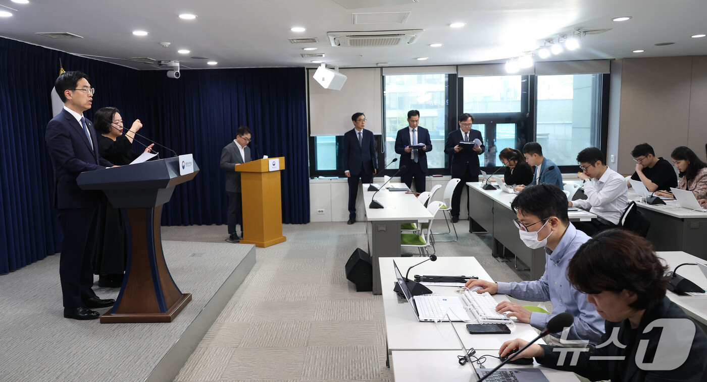 (서울=뉴스1) 이종덕 기자 = 김민재 중대범죄수사청 개청준비단장이 17일 서울 종로구 정부서울청사에서 초대 중수청장 후보자에 대한 브리핑을 하고 있다. 행안부는  "김지용 후보자 …