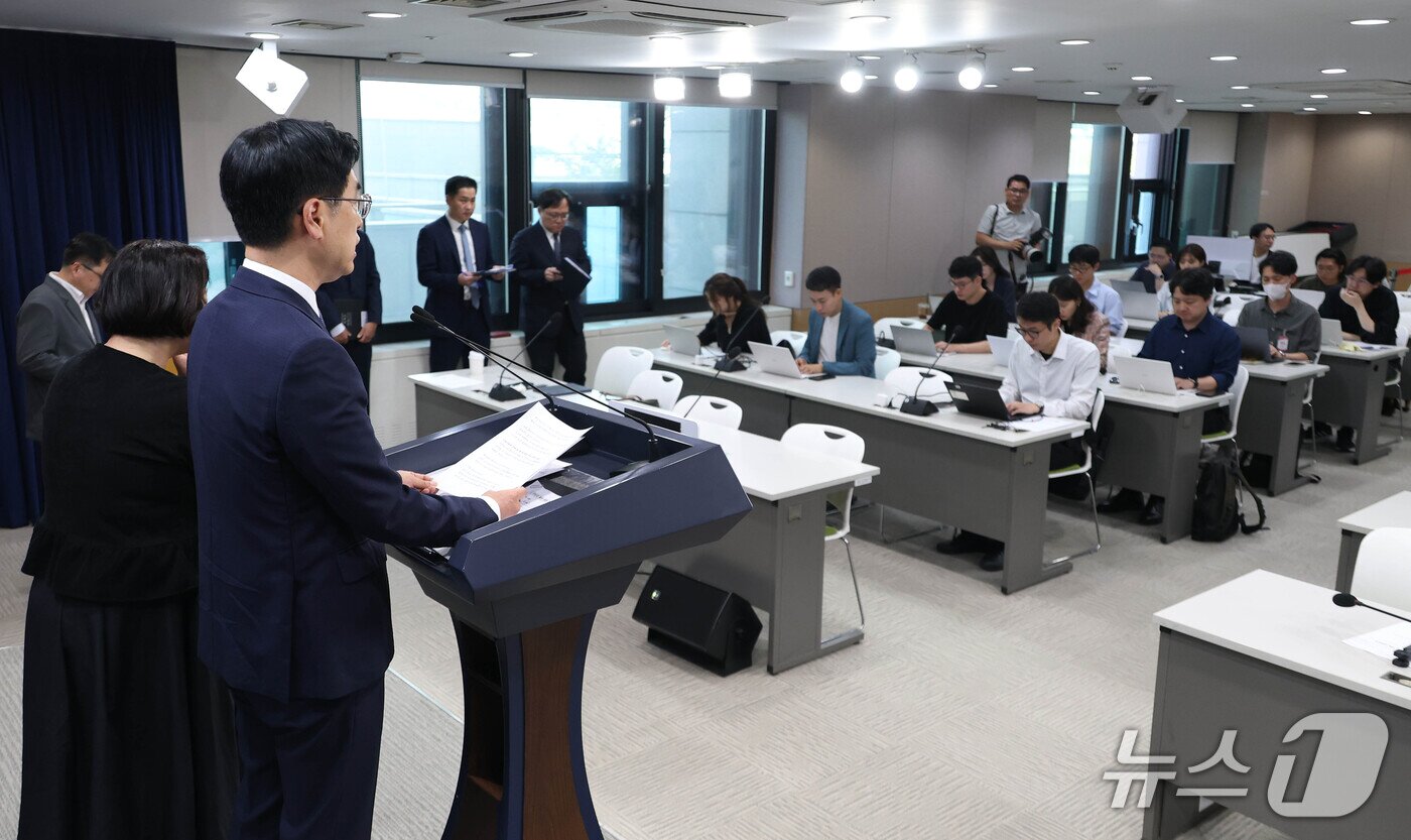 본문 이미지 - 김민재 중대범죄수사청 개청준비단장이 17일 서울 종로구 정부서울청사에서 초대 중수청장 후보자에 대한 브리핑을 하고 있다. 행안부는 "김지용 후보자는 김학의 출금·정진웅 독직폭행 건 기소에 반대했다＂고 말했다. 2026.9.17 ⓒ 뉴스1 이종덕 기자