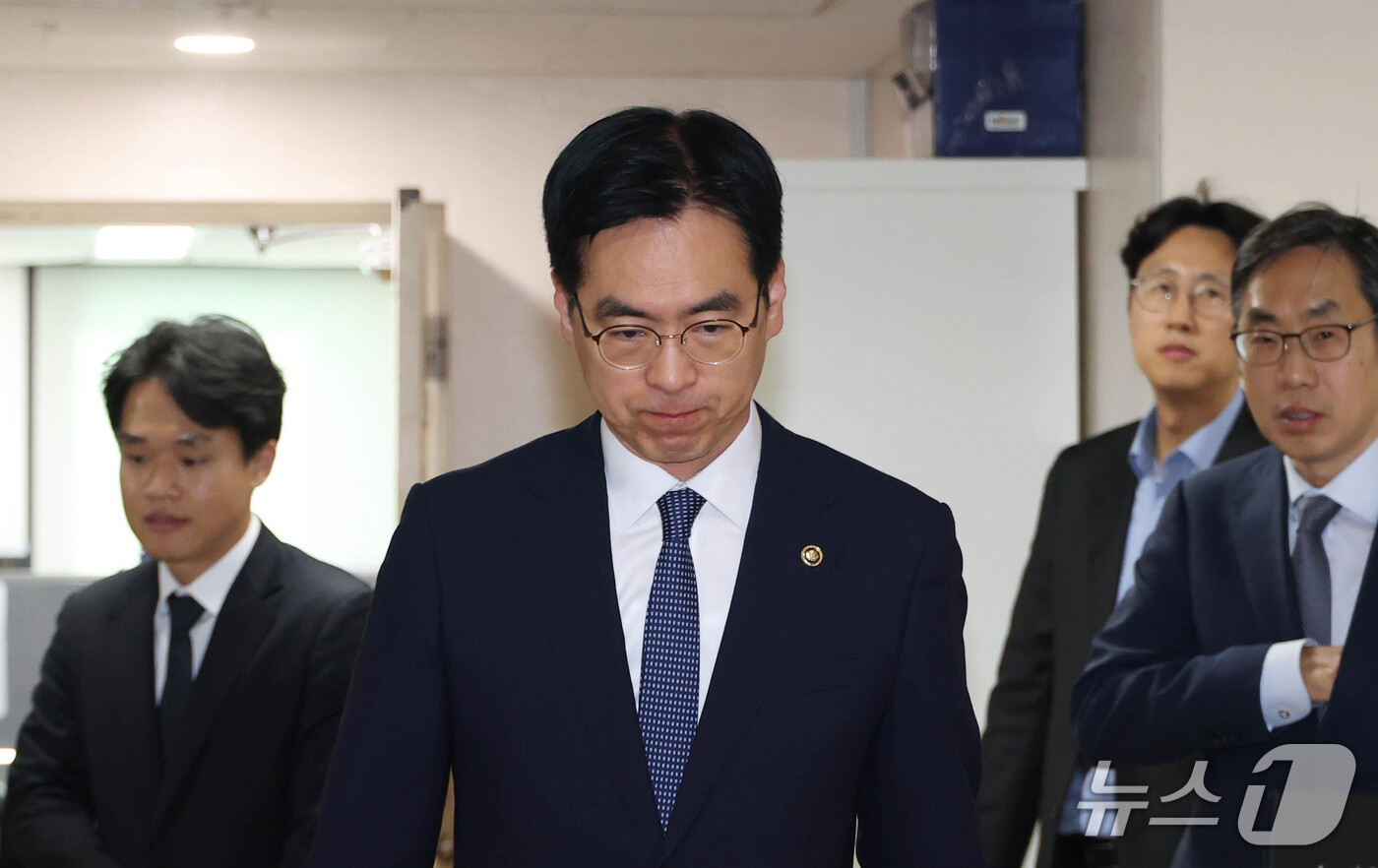 (서울=뉴스1) 이종덕 기자 = 김민재 중대범죄수사청 개청준비단장이 17일 서울 종로구 정부서울청사에서 초대 중수청장 후보자에 대한 브리핑을 하기 위해 입장하고 있다. 행안부는 …