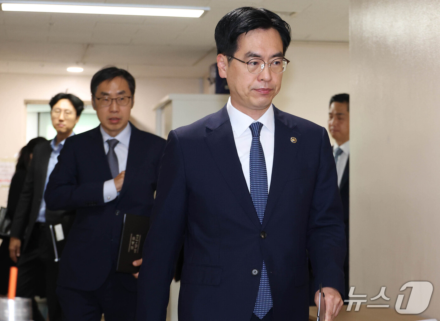 (서울=뉴스1) 이종덕 기자 = 김민재 중대범죄수사청 개청준비단장이 17일 서울 종로구 정부서울청사에서 초대 중수청장 후보자에 대한 브리핑을 하기 위해 입장하고 있다. 행안부는 " …