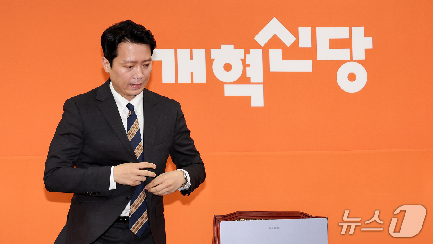 (서울=뉴스1) 박지혜 기자 = 이기인 개혁신당 비상대책위원장이 17일 서울 여의도 국회에서 개혁신당 첫 번째 쇄신안을 발표하기 위해 입장하고 있다. 2026.9.17/뉴스1