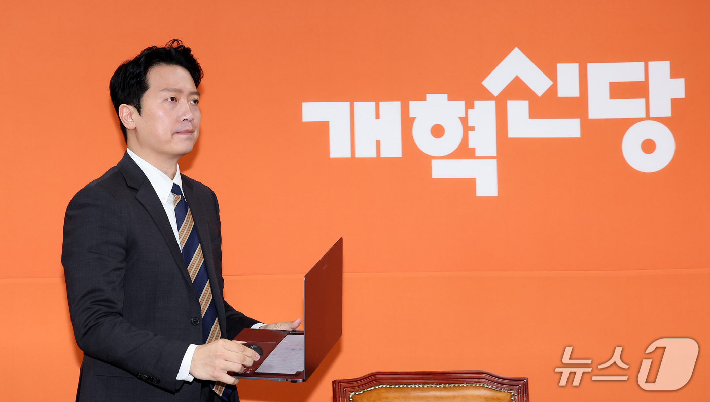 (서울=뉴스1) 박지혜 기자 = 이기인 개혁신당 비상대책위원장이 17일 서울 여의도 국회에서 개혁신당 첫 번째 쇄신안을 발표하기 위해 입장하고 있다. 2026.9.17/뉴스1