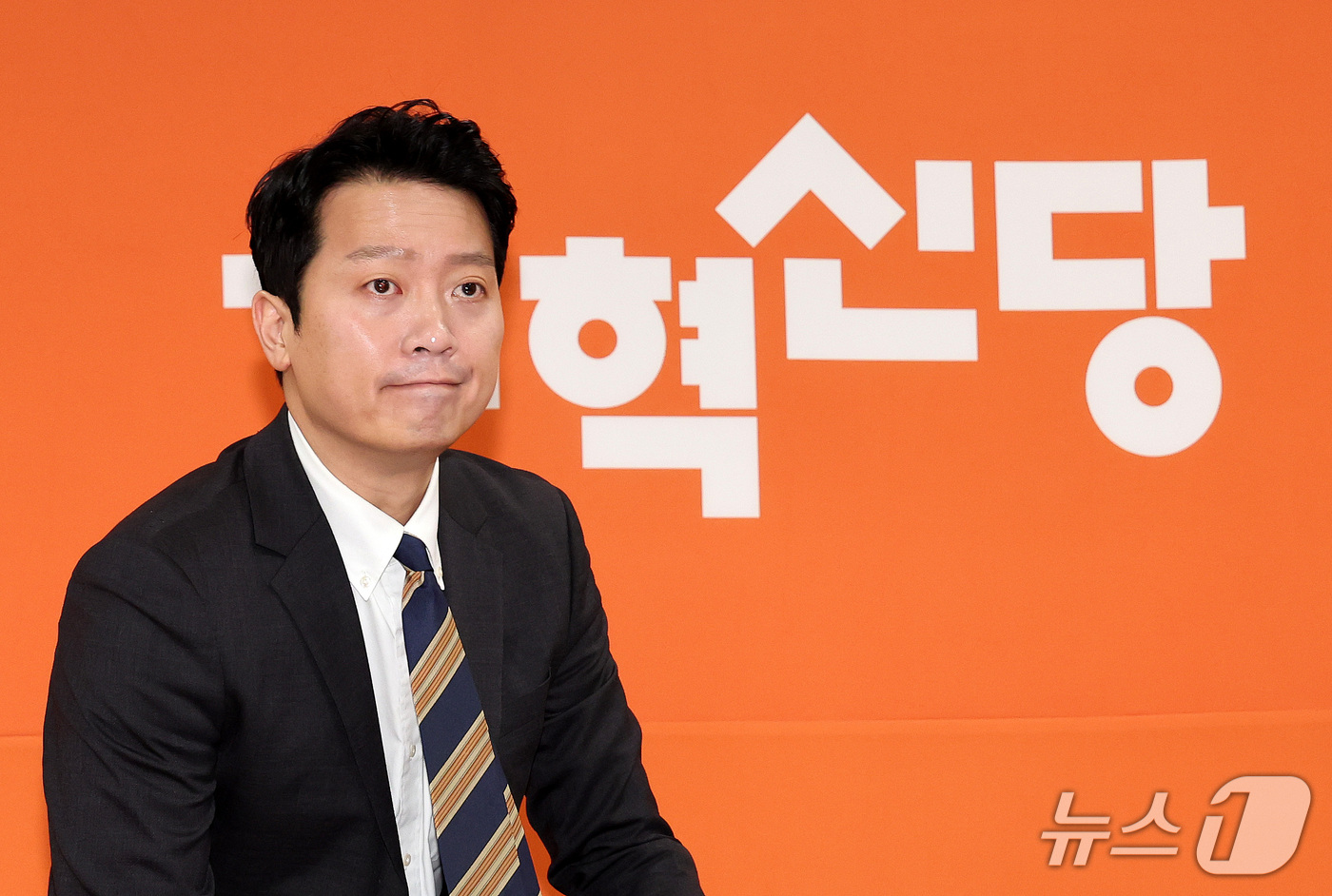 (서울=뉴스1) 박지혜 기자 = 이기인 개혁신당 비상대책위원장이 17일 서울 여의도 국회에서 개혁신당 첫 번째 쇄신안을 발표하기 위해 입장하고 있다. 2026.9.17/뉴스1