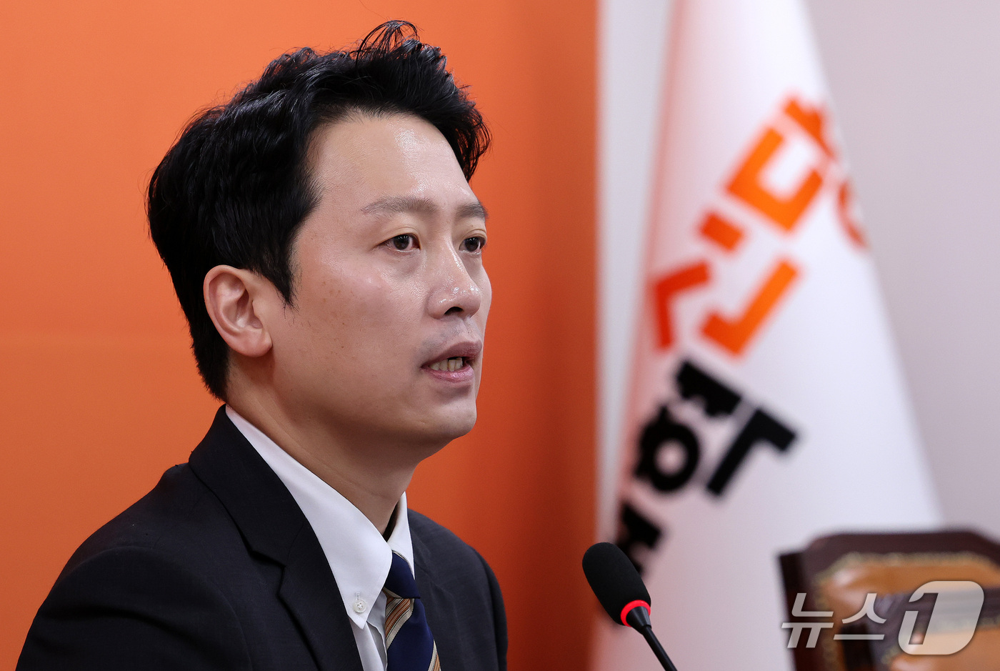 (서울=뉴스1) 박지혜 기자 = 이기인 개혁신당 비상대책위원장이 17일 서울 여의도 국회에서 첫 번째 당 쇄신안을 발표하고 있다. 2026.9.17/뉴스1