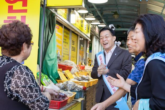이재준 수원시장, 추석 앞두고 전통시장 찾아 장보기