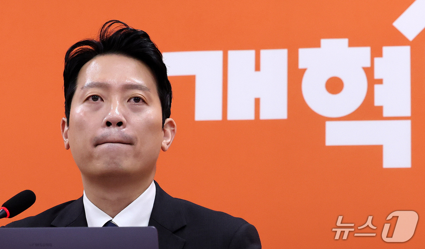 (서울=뉴스1) 박지혜 기자 = 이기인 개혁신당 비상대책위원장이 17일 서울 여의도 국회에서 첫 번째 당 쇄신안 발표에 앞서 생각에 잠겨 있다. 2026.9.17/뉴스1