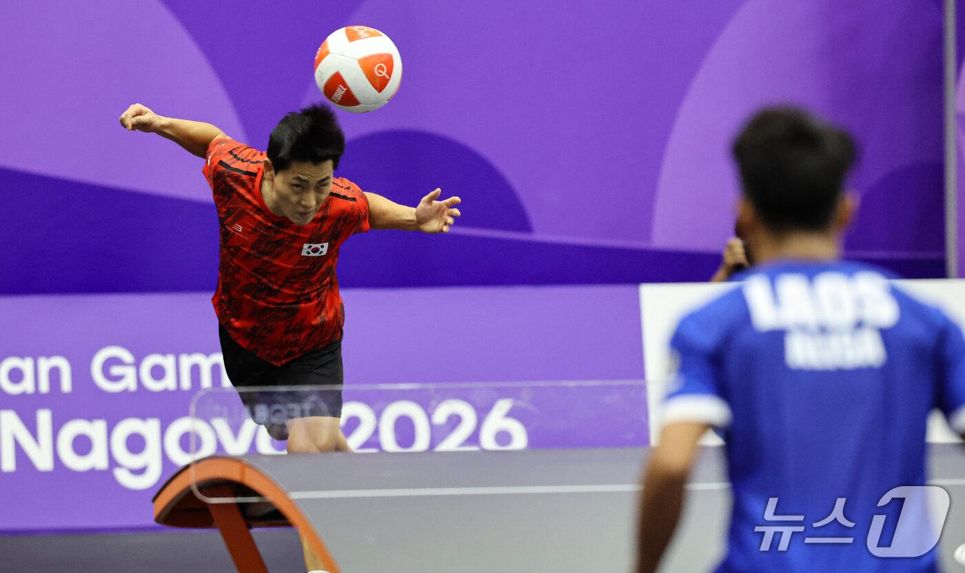 본문 이미지 - 대한민국 이준석이 17일 일본 나고야 히가시 스포츠 센터에서 열린 테크볼 남자 단식 라오스 알리사와 경기에서 공격을 하고 있다. 2026.9.17 ⓒ 뉴스1 김도우 기자