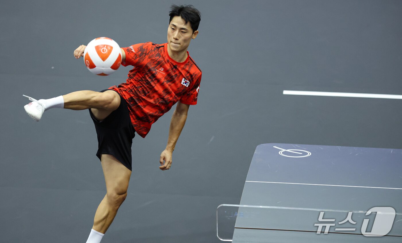 본문 이미지 - 대한민국 이준석이 17일 일본 나고야 히가시 스포츠 센터에서 열린 테크볼 남자 단식 필리핀 프린스 아구스틴과 경기에서 공격을 하고 있다. 2026.9.17 ⓒ 뉴스1 김도우 기자