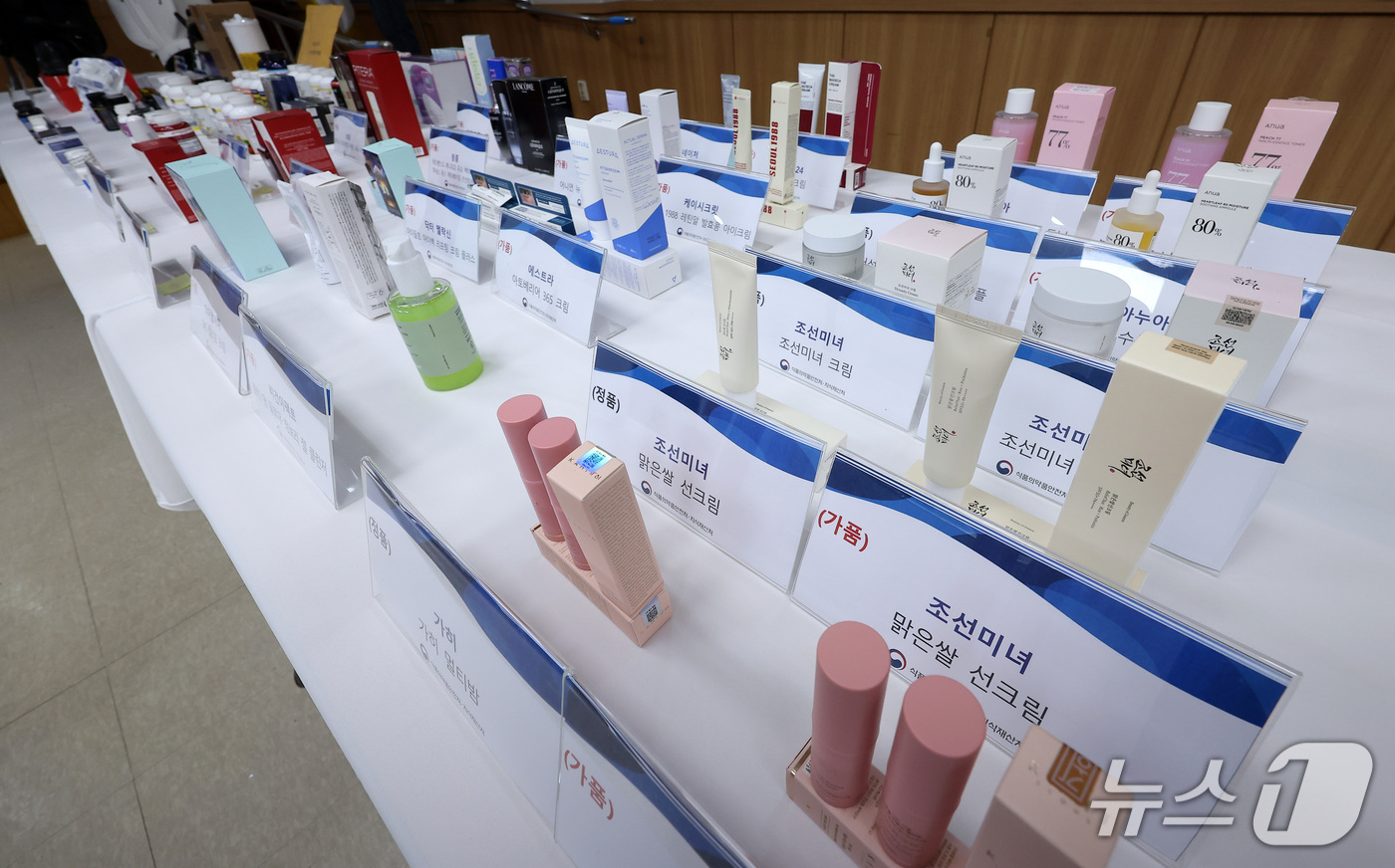 (서울=뉴스1) 김성진 기자 = 17일 서울 양천구 서울지방식품의약품안전청에서 열린 중국산 가짜 화장품 및 건강기능식품 국내 유통 브로커 적발 결과 브리핑에서 압수된 중국산 화장품 …