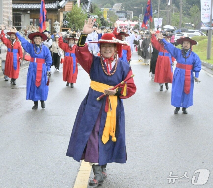 본문 이미지 - 지난해 개최된 '제20회 순창장류축제'에서 최영일 군수가 '순창고추장 임금님 진상 행렬'을 지휘하고 있다.(순창군 제공. 재판매 및 DB 금지) /뉴스1 