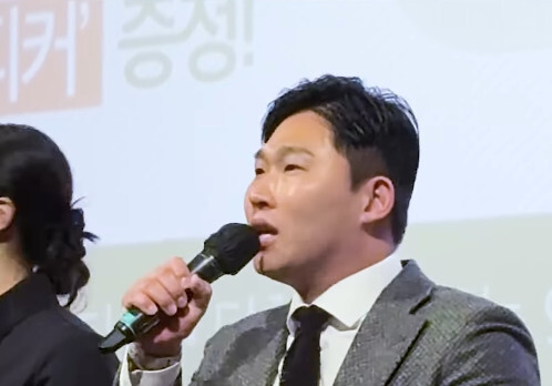'타짜4' 신인 배우 스윙스, 무대인사서 유창한 영어…"마이 네임 이즈 존"