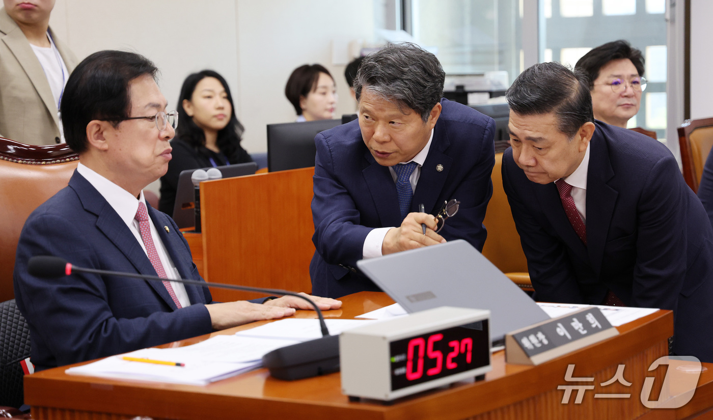 (서울=뉴스1) 박지혜 기자 = 이만희 국회 보건복지위원장이 17일 서울 여의도 국회에서 열린 보건복지위원회 전체회의에서 여야 간사인 서영석 더불어민주당 의원, 백종헌 국민의힘 의 …