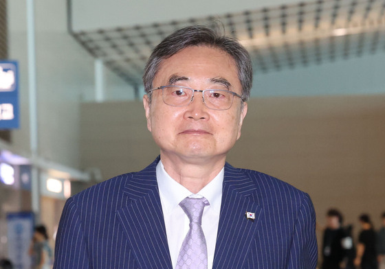 출국하는 조현 외교부 장관