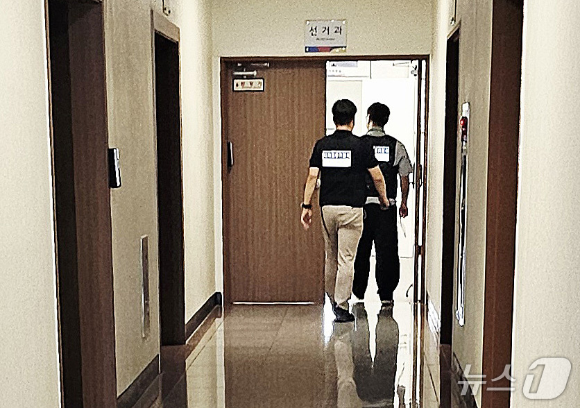 (대구=뉴스1) 남승렬 기자 = 6·3 지방선거 투표용지 부족 사태를 규명할 이태한 선거관리위원회 특별검사팀이 17일 오전 투표용지 부족 사태와 관련된 자료 등을 확보하기 위해 대 …