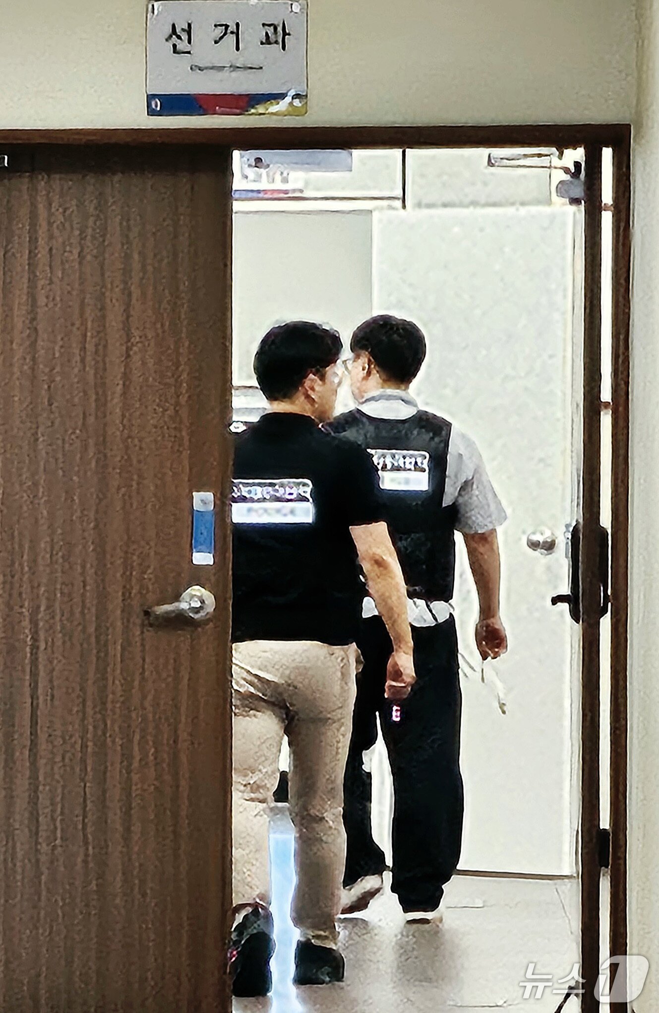 본문 이미지 - 6·3 지방선거 투표용지 부족 사태를 규명할 이태한 선거관리위원회 특별검사팀이 17일 오전 투표용지 부족 사태와 관련된 자료 등을 확보하기 위해 대구선관위 선거과 사무실에 들어가고 있다. 2026.9.17 ⓒ 뉴스1 남승렬 기자