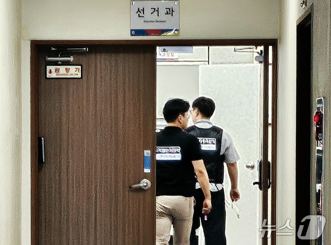 (대구=뉴스1) 남승렬 기자 = 6·3 지방선거 투표용지 부족 사태를 규명할 이태한 선거관리위원회 특별검사팀이 17일 오전 투표용지 부족 사태와 관련된 자료 등을 확보하기 위해 대 …