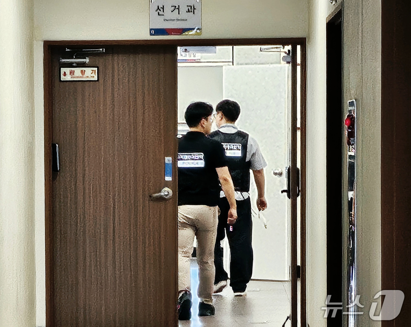(대구=뉴스1) 남승렬 기자 = 6·3 지방선거 투표용지 부족 사태를 규명할 이태한 선거관리위원회 특별검사팀이 17일 오전 투표용지 부족 사태와 관련된 자료 등을 확보하기 위해 대 …