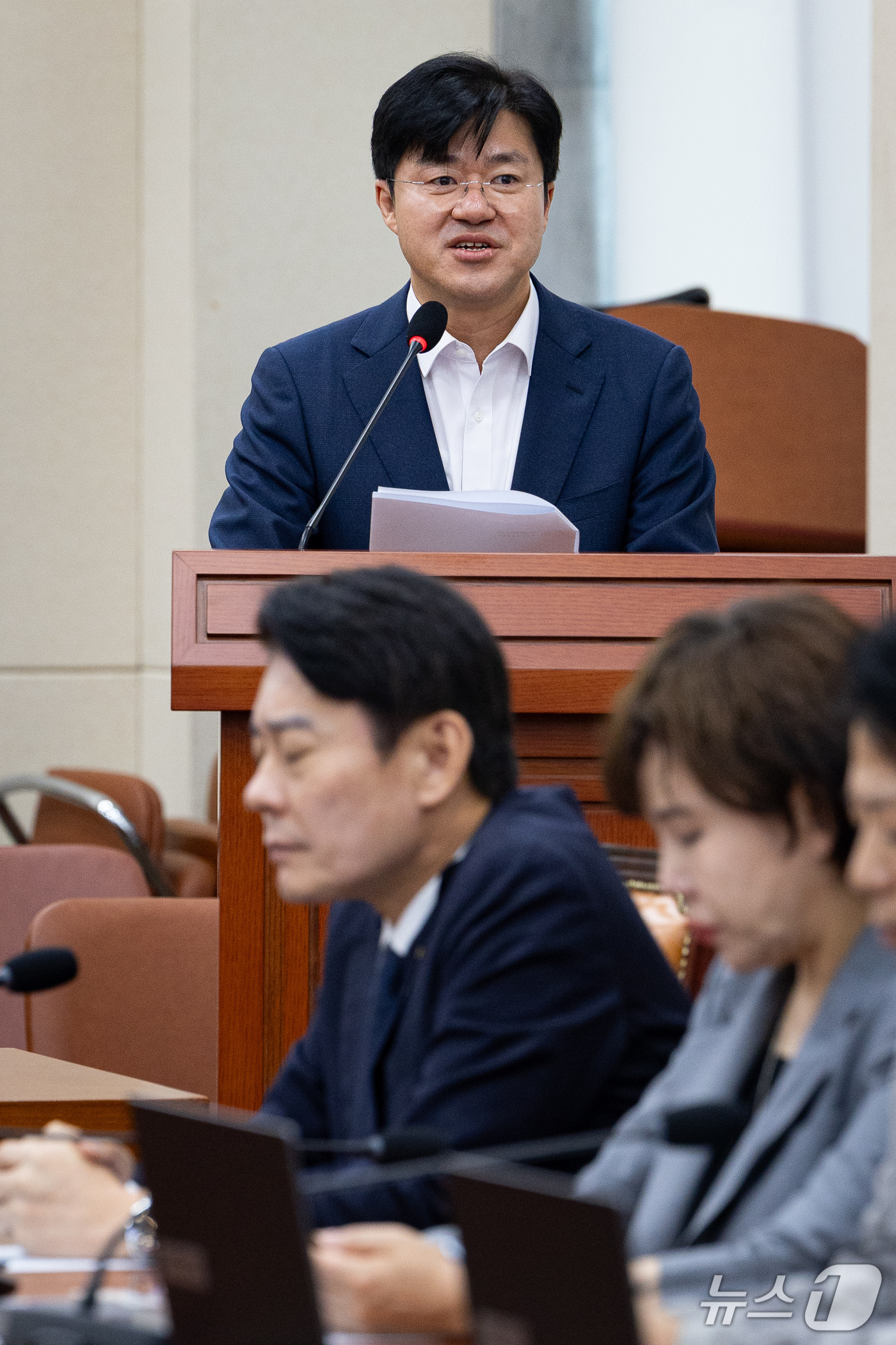(서울=뉴스1) 유승관 기자 = 박상혁 국회 정무위원회 법안심사제1소위원장이 17일 서울 여의도 국회에서 열린 제439회 국회(정기회) 정무위원회 제3차 전체회의에서 법안심사보고를 …