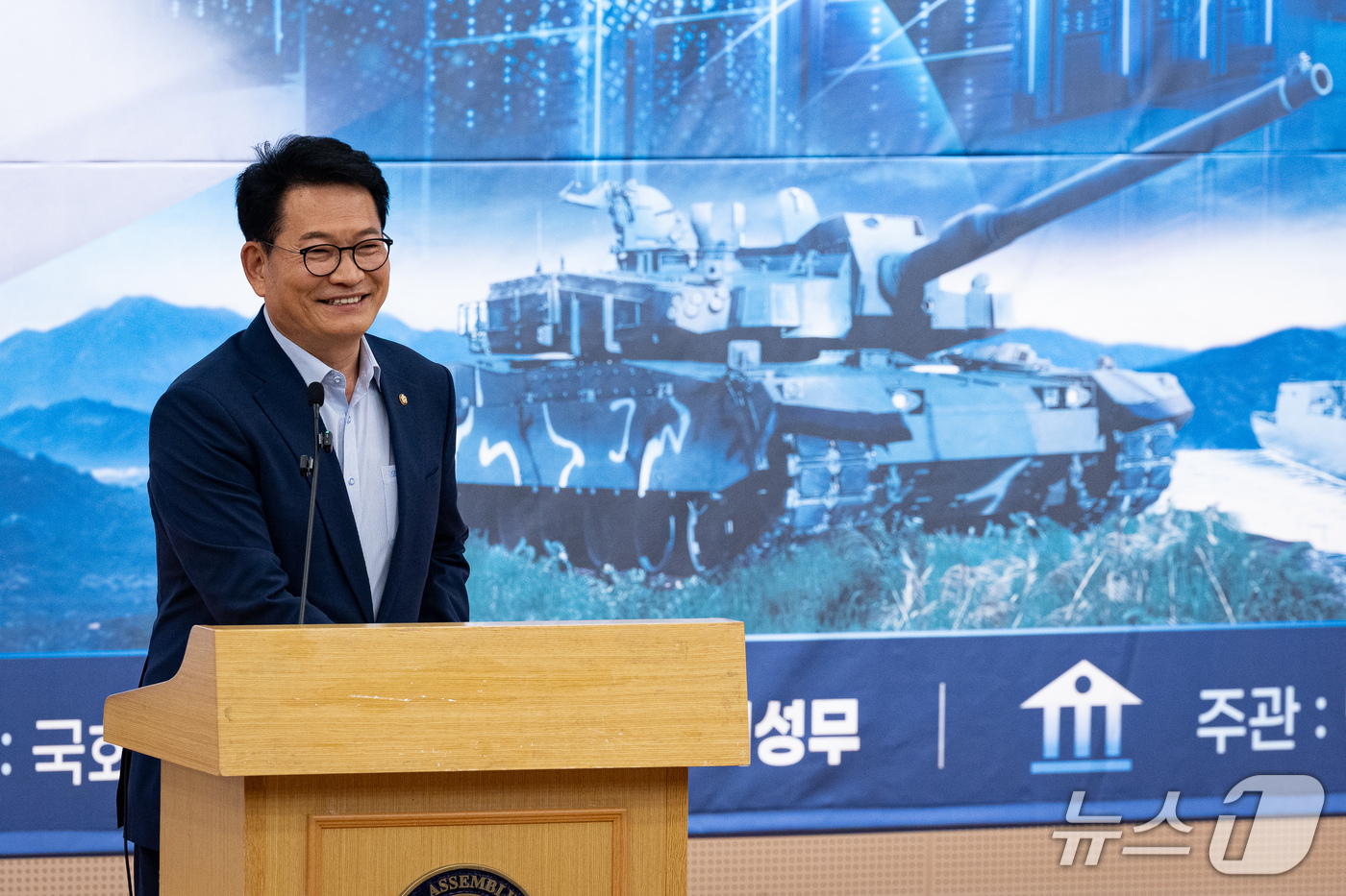 (서울=뉴스1) 유승관 기자 = 송영길 더불어민주당 의원이 17일 서울 여의도 국회도서관에서 열린 K-방산 AX도약을 위한 방산AIDC 민·관·학 협의체 출범식에서 인사말을 하고 …