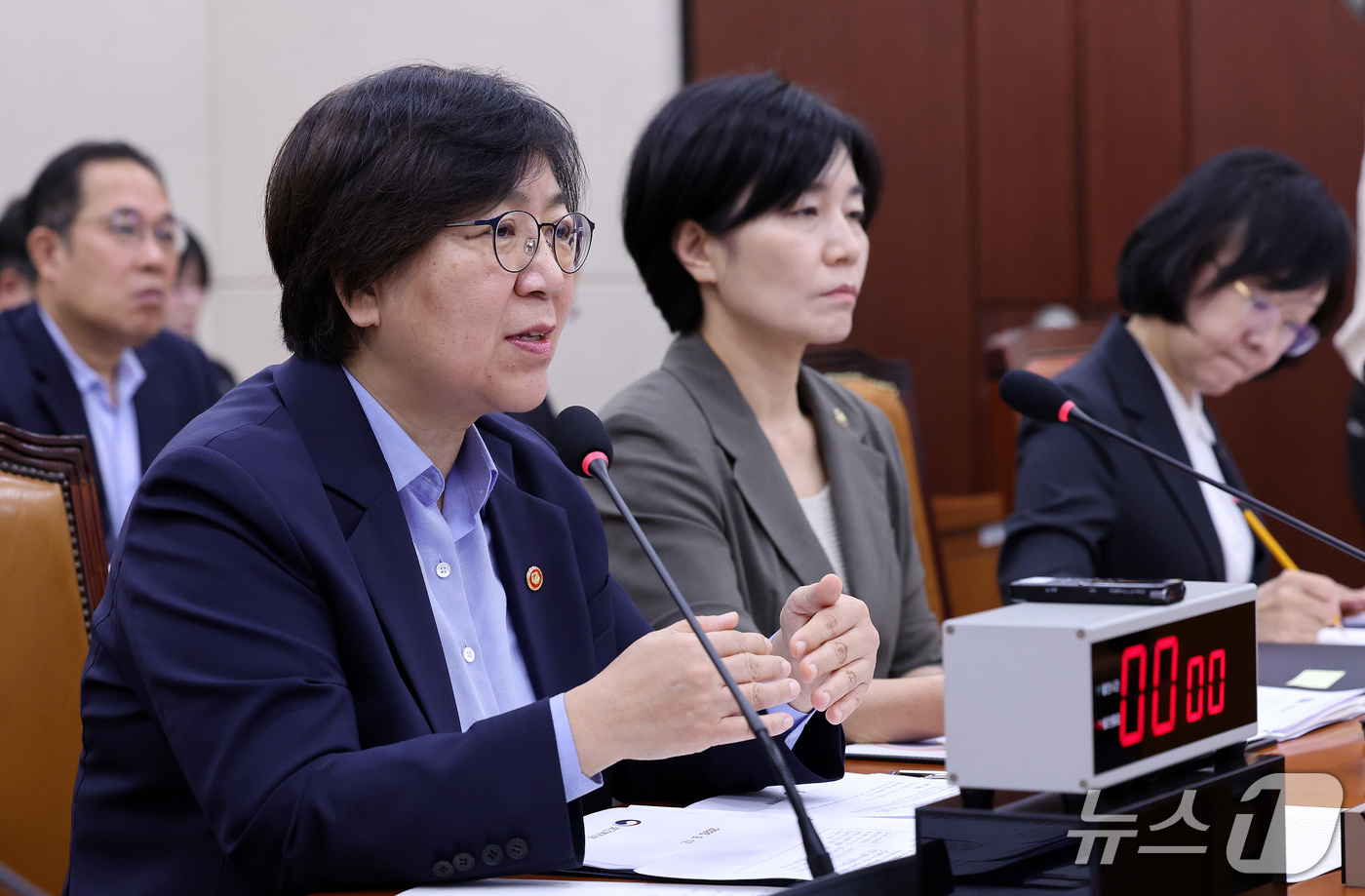 (서울=뉴스1) 박지혜 기자 = 정은경 보건복지부 장관이 17일 서울 여의도 국회에서 열린 보건복지위원회 전체회의에서 의원들의 질의에 답하고 있다. 2026.9.17/뉴스1