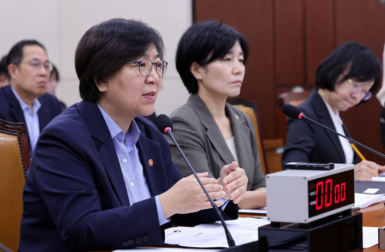 질의에 답하는 정은경 보건복지부 장관