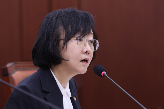 질의에 답변하는 오유경 식약처장