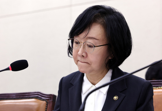 질의 듣는 오유경 식약처장