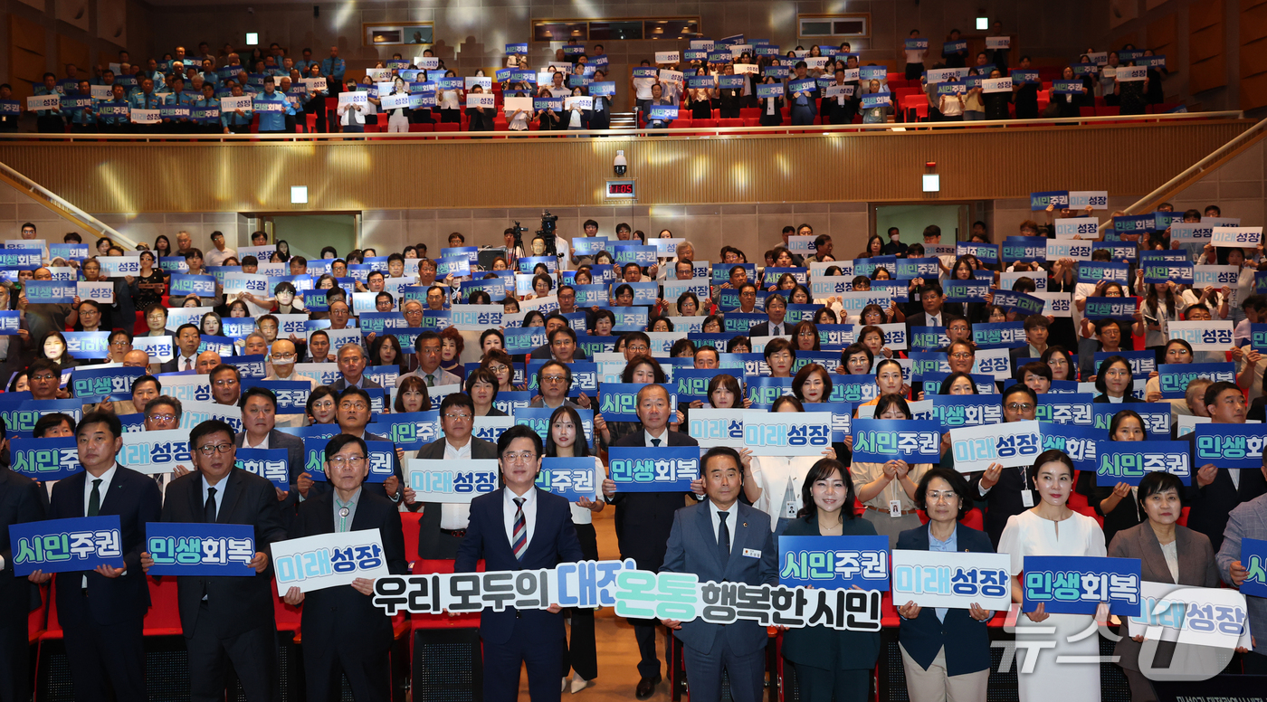 (대전=뉴스1) 김기태 기자 = 허태정 대전시장이 17일 오전 대전시청 대강당에서 열린 민선 9기 비전 선포식에서 미래성장, 민생회복, 시민주권을 3대 핵심 가치로 정하고, 10대 …