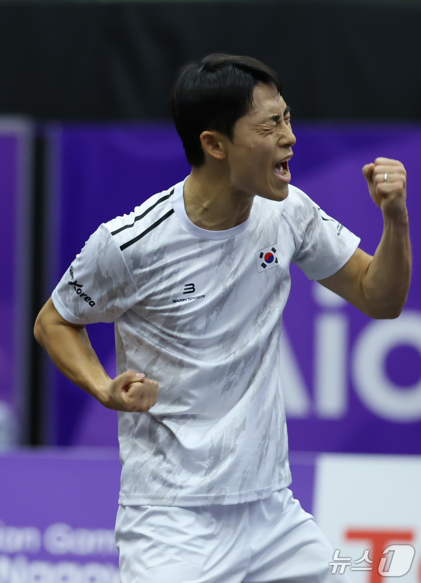 (나고야=뉴스1) 김도우 기자 = 대한민국 이준석이 17일 일본 나고야 히가시 스포츠 센터에서 열린 테크볼 남자 단식 인도네시아 푸트라와 경기에서 승리를 확정짓고 포효하고 있다. …