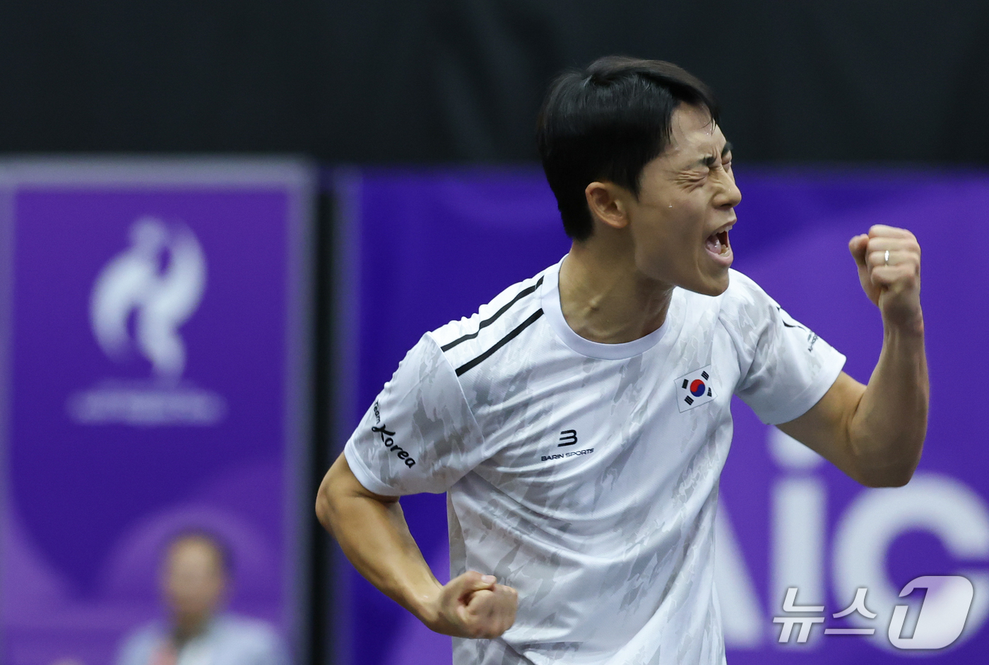 (나고야=뉴스1) 김도우 기자 = 대한민국 이준석이 17일 일본 나고야 히가시 스포츠 센터에서 열린 테크볼 남자 단식 인도네시아 푸트라와 경기에서 승리를 확정짓고 포효하고 있다. …