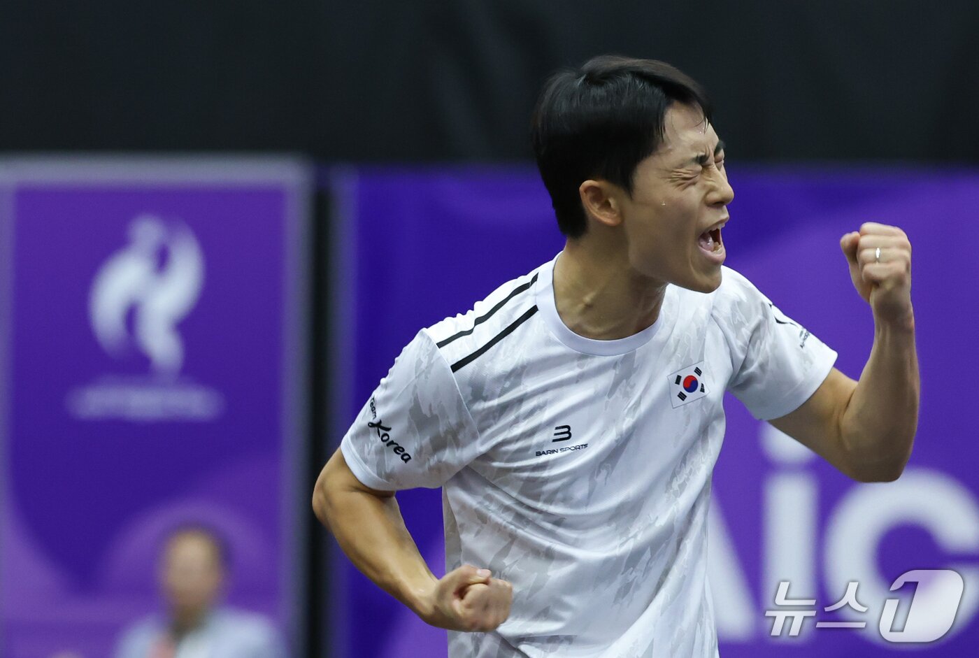 본문 이미지 - 대한민국 이준석이 17일 일본 나고야 히가시 스포츠 센터에서 열린 테크볼 남자 단식 인도네시아 푸트라와 경기에서 승리를 확정짓고 포효하고 있다. 2026.9.17 ⓒ 뉴스1 김도우 기자