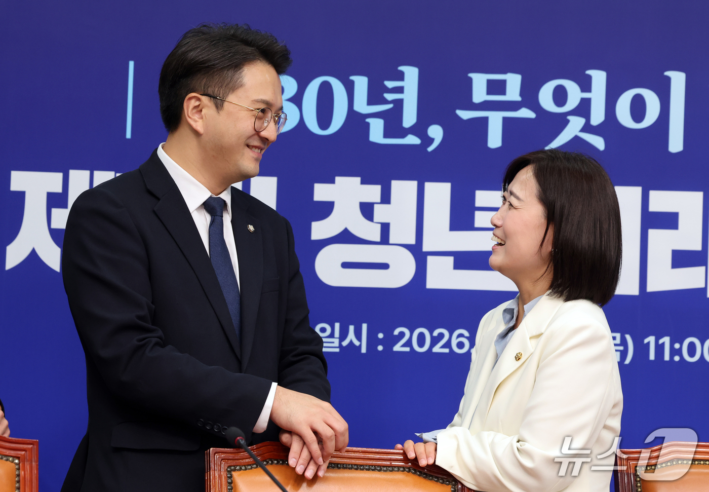 (서울=뉴스1) 황기선 기자 = 전용기 더불어민주당 최고위원과 백승아 청년미래연석회의 의장이 17일 오전 서울 여의도 국회에서 열린 '제7기 청년미래연석회의 1차 회의'에서 대화를 …