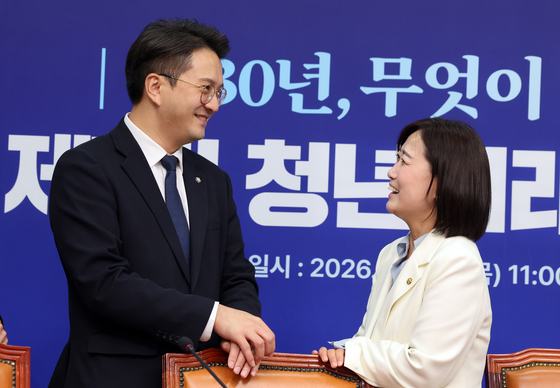 대화 나누는 전용기·백승아