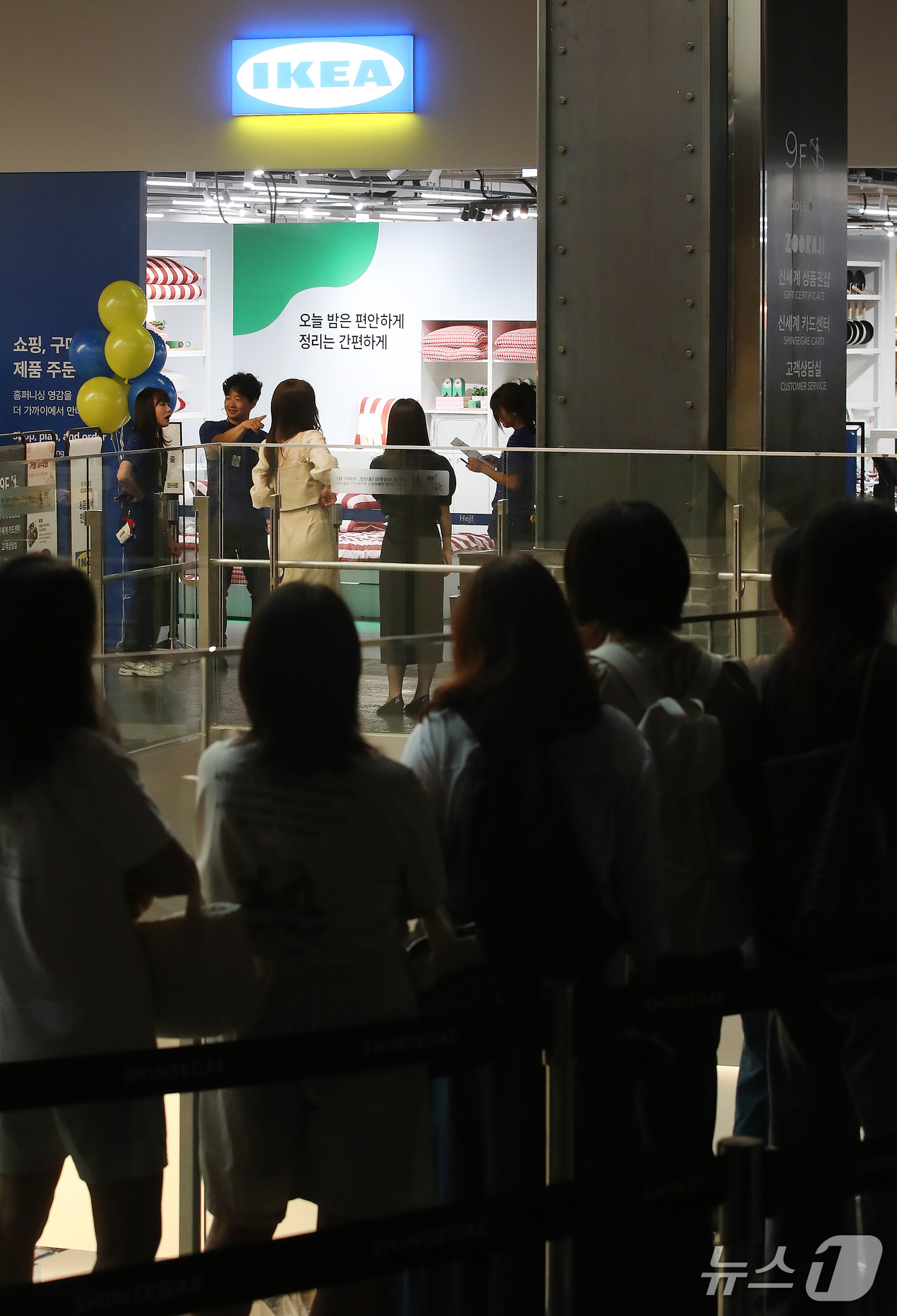 (대구=뉴스1) 공정식 기자 = 17일 오전 대구 동구 신세계백화점 대구점 8층에 정식 오픈하는 이케아(IKEA) 매장을 찾은 시민들이 영업시간 전부터 줄을 서고 있다. 2026. …