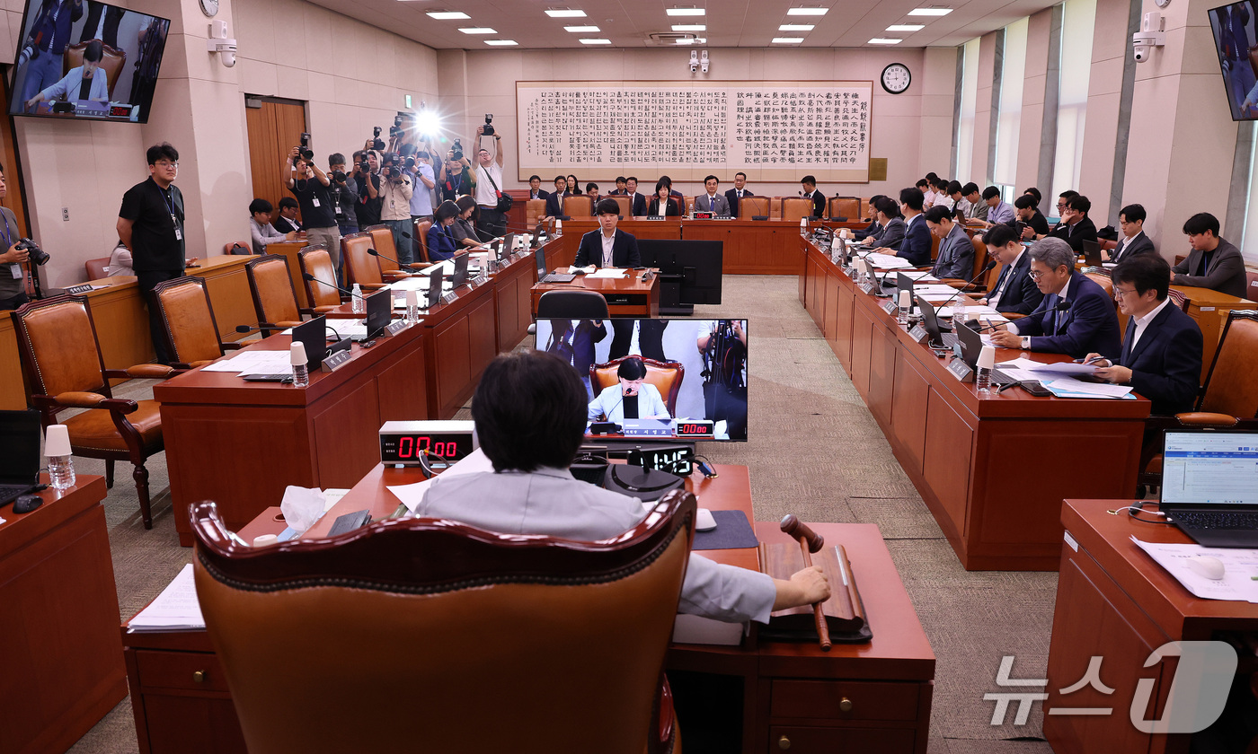 (서울=뉴스1) 박지혜 기자 = 서영교 국회 법제사법위원회 위원장이 17일 서울 여의도 국회에서 열린 법제사법위원회 전체회의에서 의사봉을 두드리고 있다.이날 국민의힘 의원들은 서 …
