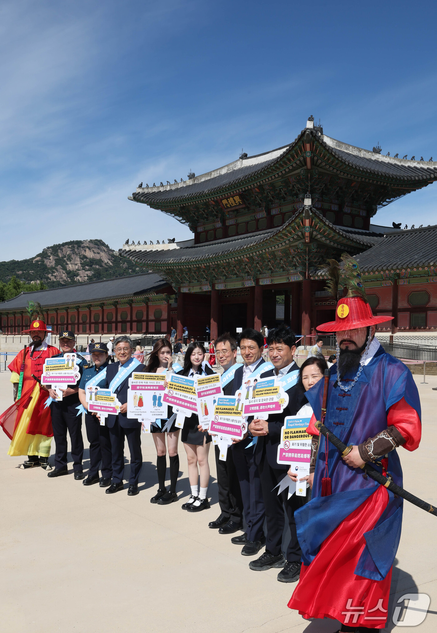 (서울=뉴스1) 이종덕 기자 = 허민 국가유산청장과 걸그룹 피프티피프티 멤버 아테나와 예원 등이 17일 서울 종로구 경복궁 근정전 주변에서 궁능 관람 질서 준수 캠페인을 하고 있다 …