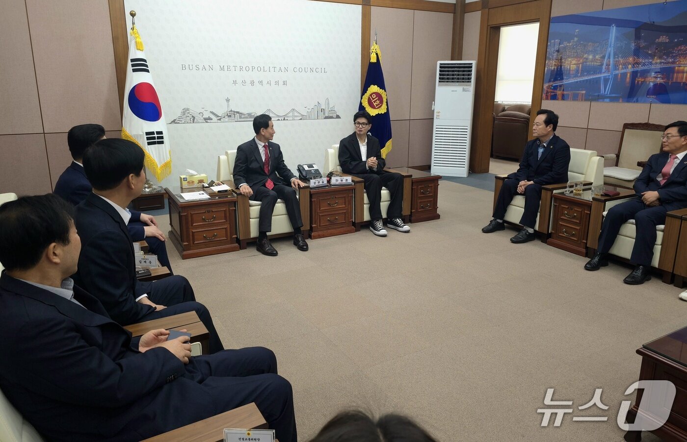 본문 이미지 - 17일 부산시의회 의장실에서 한동훈 국회의원과 강무길 의장, 시의회 상임위원장들이 대화를 나누고 있다.2026.9.17 ⓒ 뉴스1 이주현 기자