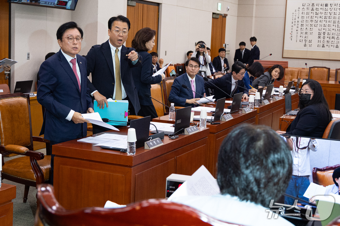 (서울=뉴스1) 유승관 기자 = 국회 법제사법위원회 국민의힘 위원들이 17일 서울 여의도 국회에서 열린 제439회 국회(정기회) 법제사법위원회 제5차 전체회의에서 김승원 법무부 장 …