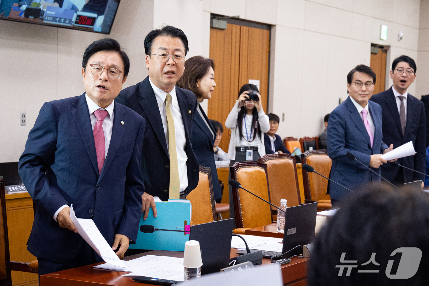 (서울=뉴스1) 유승관 기자 = 국회 법제사법위원회 국민의힘 위원들이 17일 서울 여의도 국회에서 열린 제439회 국회(정기회) 법제사법위원회 제5차 전체회의에서 김승원 법무부 장 …