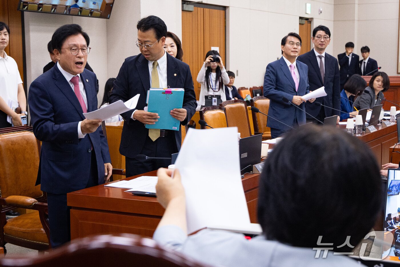 본문 이미지 - 국회 법제사법위원회 국민의힘 위원들이 17일 서울 여의도 국회에서 열린 제439회 국회(정기회) 법제사법위원회 제5차 전체회의에서 김승원 법무부 장관 후보자 인사청문경과보고서 채택의 건이 상정된 것에 반발, 퇴장하고 있다. 2026.9.17 ⓒ 뉴스1 유승관 기자