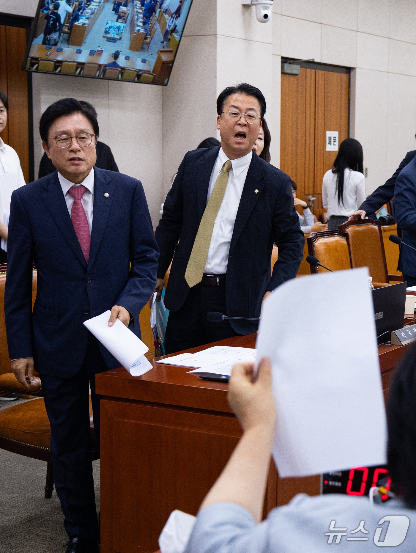 (서울=뉴스1) 유승관 기자 = 국회 법제사법위원회 국민의힘 위원들이 17일 서울 여의도 국회에서 열린 제439회 국회(정기회) 법제사법위원회 제5차 전체회의에서 김승원 법무부 장 …