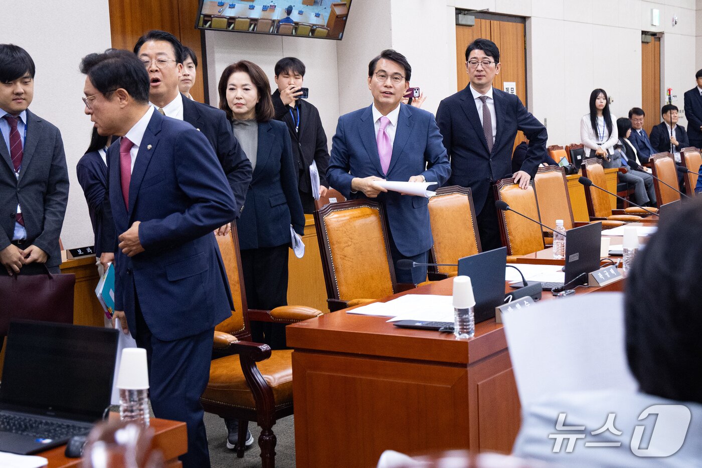 본문 이미지 - 국회 법제사법위원회 국민의힘 위원들이 17일 서울 여의도 국회에서 열린 제439회 국회(정기회) 법제사법위원회 제5차 전체회의에서 김승원 법무부 장관 후보자 인사청문경과보고서 채택의 건이 상정된 것에 반발, 퇴장하고 있다. 2026.9.17 ⓒ 뉴스1 유승관 기자