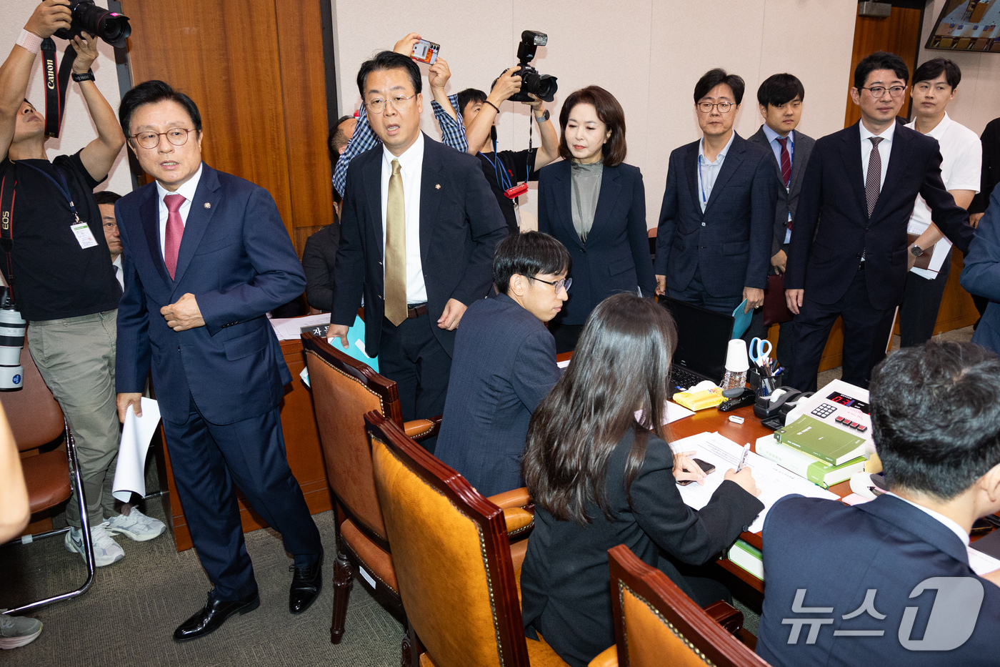 (서울=뉴스1) 유승관 기자 = 국회 법제사법위원회 국민의힘 위원들이 17일 서울 여의도 국회에서 열린 제439회 국회(정기회) 법제사법위원회 제5차 전체회의에서 김승원 법무부 장 …