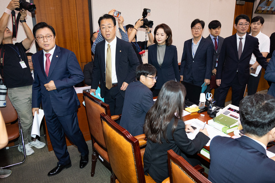 퇴장하는 국민의힘