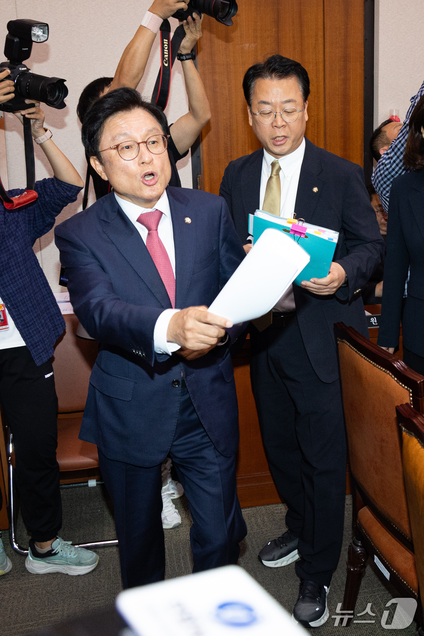 (서울=뉴스1) 유승관 기자 = 국회 법제사법위원회 국민의힘 위원들이 17일 서울 여의도 국회에서 열린 제439회 국회(정기회) 법제사법위원회 제5차 전체회의에서 김승원 법무부 장 …