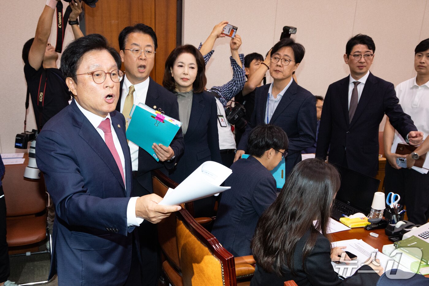 본문 이미지 - 국회 법제사법위원회 국민의힘 위원들이 17일 서울 여의도 국회에서 열린 제439회 국회(정기회) 법제사법위원회 제5차 전체회의에서 김승원 법무부 장관 후보자 인사청문경과보고서 채택의 건이 상정된 것에 반발, 퇴장하고 있다. 2026.9.17 ⓒ 뉴스1 유승관 기자