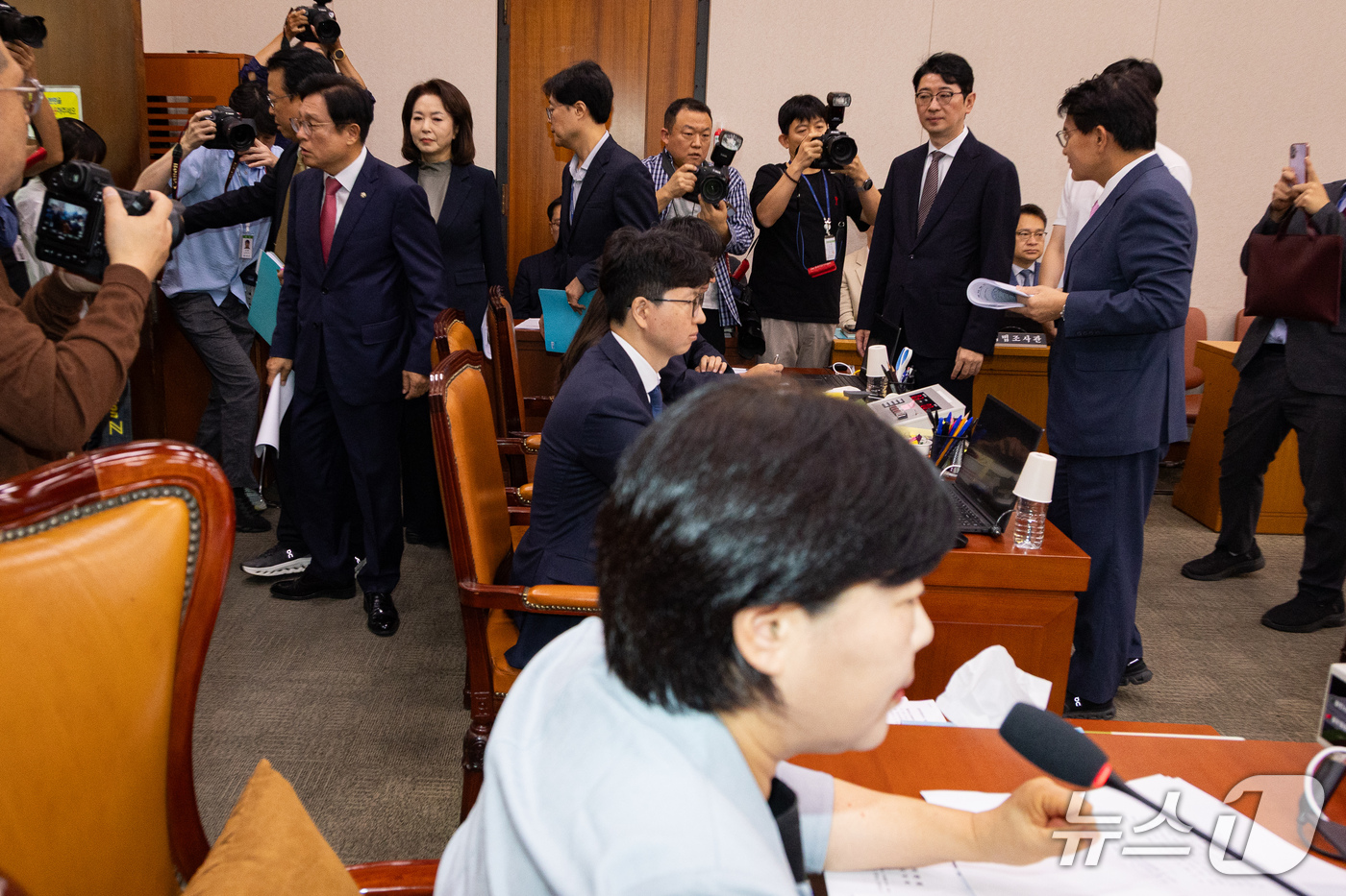 (서울=뉴스1) 유승관 기자 = 국회 법제사법위원회 국민의힘 위원들이 17일 서울 여의도 국회에서 열린 제439회 국회(정기회) 법제사법위원회 제5차 전체회의에서 김승원 법무부 장 …