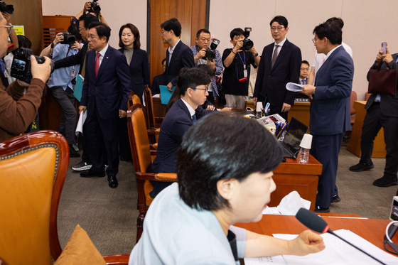 법사위 퇴장하는 국민의힘
