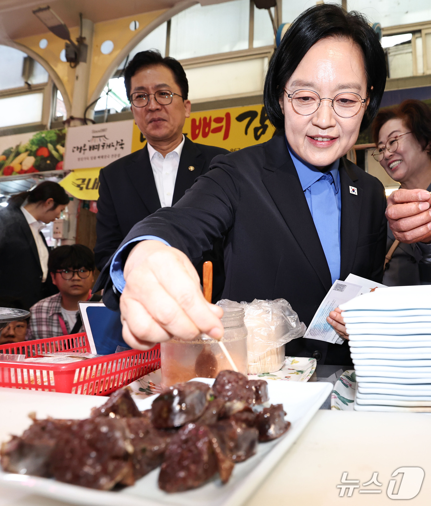 (서울=뉴스1) 이종수 기자 = 한성숙 국무총리가 추석을 앞두고 17일 서울 관악구 신원시장을 방문해 순대를 맛보고 있다. 2026.9.17/뉴스1